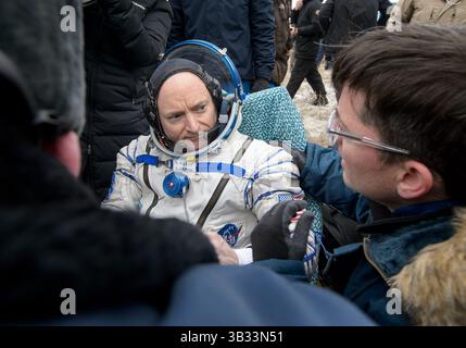 2. März 2016 - Zhezkazgan, Kasachstan - Expedition 46 Kommandeur Scott Kelly von der NASA ruhen sich auf einem Stuhl vor dem Raumschiff Sojus TMA-18M aus, nur wenige Minuten nachdem er und die russischen Kosmonauten Michail Kornienko und Sergej Volkov von Roscosmos am Mittwoch, 2. März 2016 (kasachische Zeit) in einem abgelegenen Gebiet nahe der Stadt Zhezkazgan landeten. Kelly und Kornienko beendeten eine Rekordmission der Internationalen Raumstation, um wertvolle Daten über die Auswirkungen der Langzeit-Schwerelosigkeit auf den menschlichen Körper zu sammeln, die zur Formulierung einer menschlichen Mission zum Mars verwendet werden. Volkov kehrte nach dem Ausgeben zurück Stockfoto