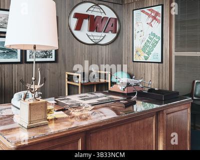 Nachbau eines Büros aus der Mitte des Jahrhunderts im TWA Hotel, JFK Airport. TWA-Schild, Super Constellation-Modell und Flugzeugdekor erinnern an die Ära von Howard Hughes Stockfoto