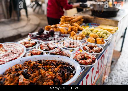 Palermo, Italien - 06.11.2022: Lebhafter mexikanischer Straßenmarkt mit verschiedenen traditionellen Gerichten am Verkaufsstand Stockfoto