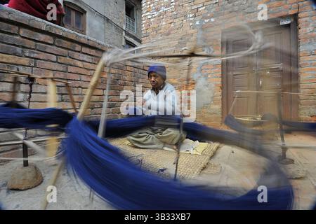 9. Januar 2016 - Kathmandu, NP, Nepal - BANSA LAL MAHARJAN, 72 Jahre, ein Erdbeben-Überlebender, der am 9. Januar 2016 in Kirtipur, Kathmandu, Nepal Wollfäden für die Herstellung von Wollprodukten herstellt. Er hat früher NRS verdient. 35 (US$ 0,35) pro KG, während er Wollgarn-Kollektion webte. (Kreditbild: © Narayan Maharjan via ZUMA Wire) Stockfoto