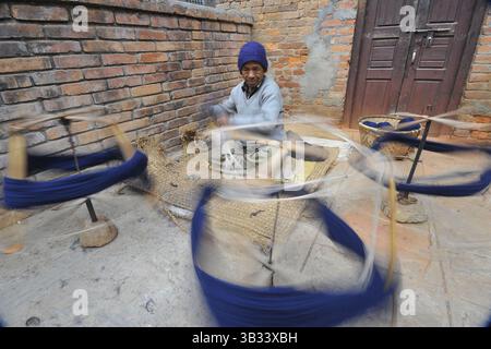 9. Januar 2016 - Kathmandu, NP, Nepal - BANSA LAL MAHARJAN, 72 Jahre, ein Erdbeben-Überlebender, der am 9. Januar 2016 in Kirtipur, Kathmandu, Nepal Wollfäden für die Herstellung von Wollprodukten herstellt. Er hat früher NRS verdient. 35 (US$ 0,35) pro KG, während er Wollgarn-Kollektion webte. (Kreditbild: © Narayan Maharjan via ZUMA Wire) Stockfoto