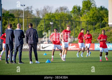 Wijdewormer, Niederlande. April 2025. WIJDEWORMER - 28.04.2025, AFAS Trainingscentrum. Fußball, Keukenkampioen divisie, Saison 2024-2025. Während des Spiels Jong AZ - den Bosch, Spieler von Jong AZ Warming Up Credit: Pro Shots/Alamy Live News Stockfoto