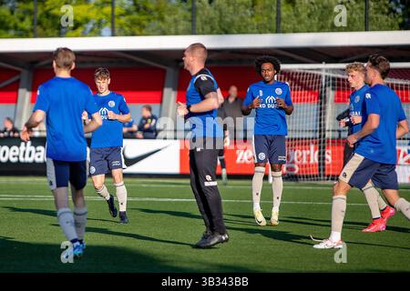 Wijdewormer, Niederlande. April 2025. WIJDEWORMER - 28.04.2025, AFAS Trainingscentrum. Fußball, Keukenkampioen divisie, Saison 2024-2025. Während des Spiels Jong AZ - den Bosch spielt der FC den Bosch Spieler Sheddy Barglan warm Up Credit: Pro Shots/Alamy Live News Stockfoto