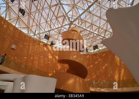 OSAKA, JAPAN - 19. April 2025 - Blick auf den Grand Ring, ein Holzgebäude, das die Weltausstellung 2025 (Osaka–Kansai Banpaku) in Osaka, Kans, umgibt Stockfoto
