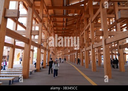 OSAKA, JAPAN - 19. April 2025 - Blick auf den Grand Ring, ein Holzgebäude, das die Weltausstellung 2025 (Osaka–Kansai Banpaku) in Osaka, Kans, umgibt Stockfoto