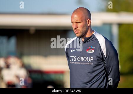 Wijdewormer, Niederlande. April 2025. WIJDEWORMER - 28.04.2025, AFAS Trainingscentrum. Fußball, Keukenkampioen divisie, Saison 2024-2025. Während des Spiels Jong AZ - den Bosch, Assistenztrainer Ron Vlaar Credit: Pro Shots/Alamy Live News Stockfoto