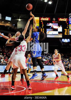 Februar 25 2016 Middle Tennessee Lady Raiders Stürmer Alex Johnson (00) trifft einen Running Hook Shot während eines NCAA Frauen Basketballspiels zwischen der MTSU Lady Blue Raiders gegen die Western Kentucky Lady Toppers in der E. A. Diddle Arena in Bowling Green Kentucky (Fotos von Steve Roberts/Cal Sport Media(Credit Image: © Steve Roberts/Cal Sport Media/CSM via ZUMA Wire) Stockfoto