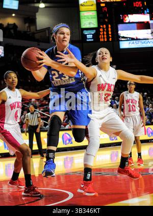 25. Februar 2016 Middle Tennessee Lady Raiders Forward Gabby Lyon (23) spielt den Ball in der Lane während eines NCAA-Basketballspiels zwischen den MTSU Lady Blue Raiders gegen die Western Kentucky Lady Toppers in der E. A. Diddle Arena in Bowling Green Kentucky (Fotos von Steve Roberts/Cal Sport Media(Credit Image: © Steve Roberts/Cal Sport Media/CSM via ZUMA Wire) Stockfoto