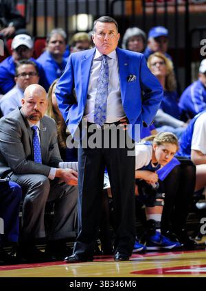 Februar 25 2016 Middle Tennessee Lady Raiders Cheftrainer Rick Insell steht mit den Händen auf seiner Hüfte angewidert während eines NCAA-Basketballspiels der MTSU Lady Blue Raiders gegen die Western Kentucky Lady Toppers in der E. A. Diddle Arena in Bowling Green Kentucky (Fotos von Steve Roberts/Cal Sport Media(Credit Image: © Steve Roberts/Cal Sport Media/CSM via ZUMA Wire) Stockfoto