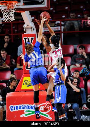 25. Februar 2016 Jalynn McClain (33) hat ihren Schuss von Middle Tennessee Lady Raiders Stürmer TiAnna Porter (31) während eines NCAA-Basketballspiels zwischen den MTSU Lady Blue Raiders und den Western Kentucky Lady Toppers in der E. A. Diddle Arena in Bowling Green Kentucky blockiert (Fotos von Steve Roberts/Cal Sport Media(Credit Image: © Steve Roberts/Cal Sport Media/CSM via ZUMA Wire) Stockfoto