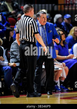 Februar 25 2016 Middle Tennessee Lady Raiders Cheftrainer Rick Insell streitet mit der Ref während eines NCAA-Basketballspiels zwischen den MTSU Lady Blue Raiders gegen die Western Kentucky Lady Toppers in der E. A. Diddle Arena in Bowling Green Kentucky (Fotos von Steve Roberts/Cal Sport Media(Credit Image: © Steve Roberts/Cal Sport Media/CSM via ZUMA Wire) Stockfoto