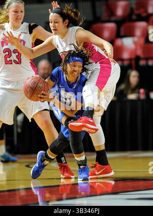25. Februar 2016 Kendall Noble (12) versucht, einen Pass von Ty Petty (20) zu blockieren, während eines NCAA-Basketballspiels zwischen den MTSU Lady Blue Raiders und den Western Kentucky Lady Toppers in der E. A. Diddle Arena in Bowling Green Kentucky (Fotos von Steve Roberts/Cal Sport Media) (Foto: © Steve Roberts/Cal Sport Media/CSM via ZUMA Wire) Stockfoto
