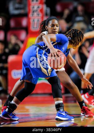 25. Februar 2016 Western Kentucky Lady Toppers Guard/Stürmer Kayla Smith (32) übt Druck auf Middle Tennessee Lady Raiders Guard Ty Petty (20) während eines NCAA-Basketballspiels zwischen den MTSU Lady Blue Raiders gegen die Western Kentucky Lady Toppers in der E. A. Diddle Arena in Bowling Green Kentucky aus (Fotos von Steve Roberts/Cal Sport Media(Credit Image: © Steve Roberts/Cal Sport Media/CSM via ZUMA Wire) Stockfoto