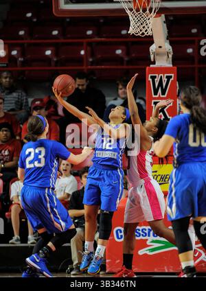 25. Februar 2016 Middle Tennessee Lady Raiders Guard/Forward Brea Edwards (12) erhält den umgekehrten Layup, um während eines NCAA-Basketballspiels zwischen den MTSU Lady Blue Raiders gegen die Western Kentucky Lady Toppers in der E. A. Diddle Arena in Bowling Green Kentucky (Fotos von Steve Roberts/Cal Sport Media(Credit Image: © Steve Roberts/Cal Sport Media/CSM via ZUMA Wire) Stockfoto