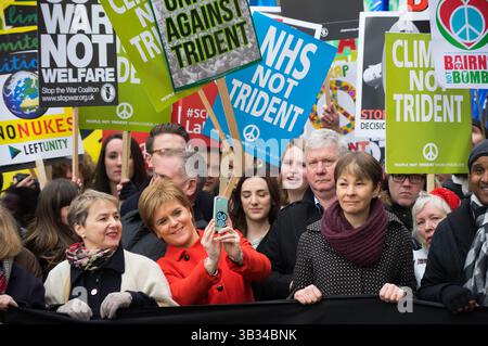 27. Februar 2016: Nicola Sturgeon, Anführerin der SNP und erste Münsterin Schottlands, sah während des marsches ein Selfie. Zehntausende Demonstranten marschieren durch London, um von der britischen Regierung zu fordern, den Plan der Investition in ein neues Nuklearwaffensystem â € œTridentâ abzuschaffen, das die britischen Steuerzahler 183 Milliarden Pfund Kosten wird. Einige Demonstranten forderten die Regierung auch, Flüchtlinge aus vom Krieg zerrissenen Ländern nach Großbritannien zu lassen. Februar 2016 (Foto: © Geovien so Via ZUMA Wire) Stockfoto