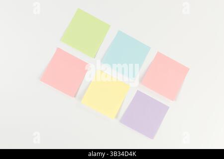 Draufsicht farbenfroher Haftnotizen auf weißem Hintergrund. Schule, Bürotapete. Flache Ladefläche, Kopierraum. Stockfoto