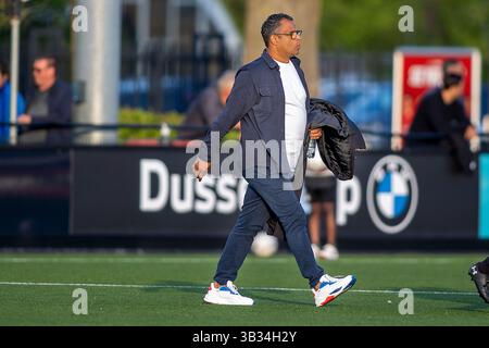 Wijdewormer, Niederlande. April 2025. WIJDEWORMER - 28.04.2025, AFAS Trainingscentrum. Fußball, Keukenkampioen divisie, Saison 2024-2025. Während des Spiels Jong AZ - den Bosch, FC den Bosch Trainer Ulrich Landvreugd Credit: Pro Shots/Alamy Live News Stockfoto