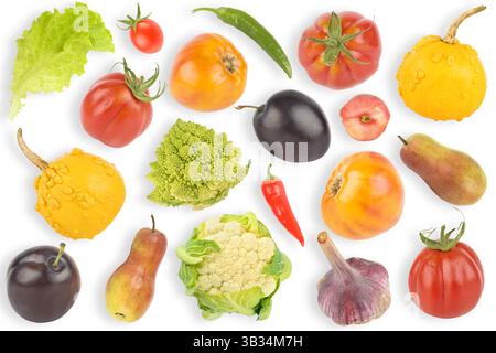 Stellen Sie helles appetitliches Obst und Gemüse mit hellem Schatten auf weißem Hintergrund. Stockfoto