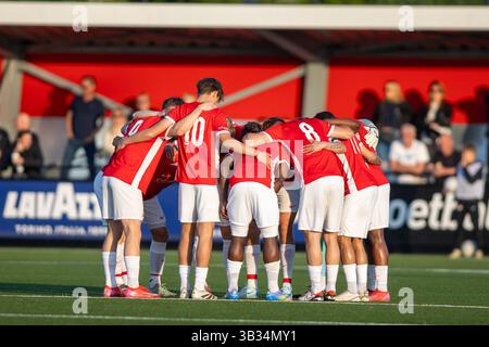 Wijdewormer, Niederlande. April 2025. WIJDEWORMER - 28.04.2025, AFAS Trainingscentrum. Fußball, Keukenkampioen divisie, Saison 2024-2025. Während des Spiels Jong AZ - den Bosch sprechen die Spieler von Jong AZ Pep Credit: Pro Shots/Alamy Live News Stockfoto