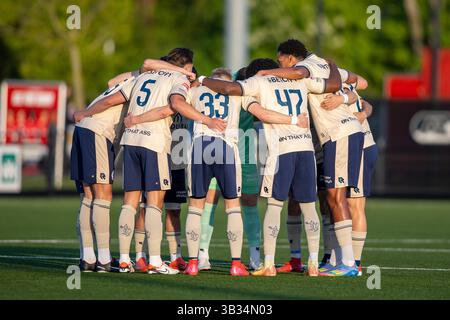 Wijdewormer, Niederlande. April 2025. WIJDEWORMER - 28.04.2025, AFAS Trainingscentrum. Fußball, Keukenkampioen divisie, Saison 2024-2025. Während des Spiels Jong AZ - den Bosch, FC den Bosch Spieler pep Talk Credit: Pro Shots/Alamy Live News Stockfoto