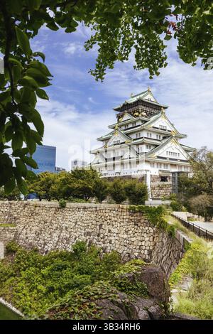 OSAKA, JAPAN - 25. SEPTEMBER 2024: Das berühmte Schloss Osaka und die üppige Umgebung an einem warmen, klaren Herbsttag in Osaka, Japan am 25. September 2024 Stockfoto