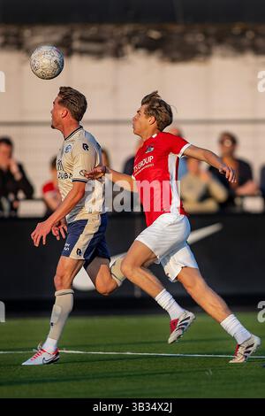 Wijdewormer, Niederlande. April 2025. WIJDEWORMER - 28.04.2025, AFAS Trainingscentrum. Fußball, Keukenkampioen divisie, Saison 2024-2025. Während des Spiels Jong AZ - den Bosch, jong AZ Spieler Rio Robbemond gegen FC den Bosch Spieler Stan Henderikx Credit: Pro Shots/Alamy Live News Stockfoto
