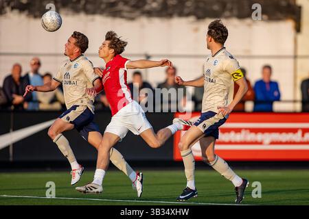 Wijdewormer, Niederlande. April 2025. WIJDEWORMER - 28.04.2025, AFAS Trainingscentrum. Fußball, Keukenkampioen divisie, Saison 2024-2025. Während des Spiels Jong AZ - den Bosch, jong AZ Spieler Rio Robbemond gegen FC den Bosch Spieler Stan Henderikx Credit: Pro Shots/Alamy Live News Stockfoto