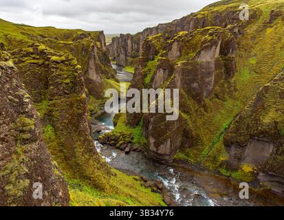Fjaðrárgljúfur Canyon bedeckt mit Moos, Süd-Island Stockfoto