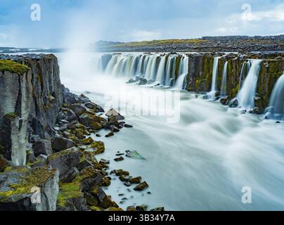 Island Wasserfall mächtiger Fluss Basalt Canyon lange Exposition moosbedeckte Felsen dramatische Landschaft Island Natur keine Menschen Europa Stockfoto
