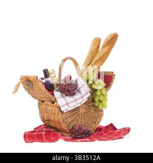Weidenkorb Picknick gefüllt mit Brot Trauben und Wein isoliert auf weißem Hintergrund Stockfoto