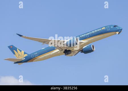 MELBOURNE, AUSTRALIEN - 07. SEPTEMBER 2024: Ein Vietnam Airlines Airbus A350-900 startet am 7. September 2024 von Melbourne Stockfoto