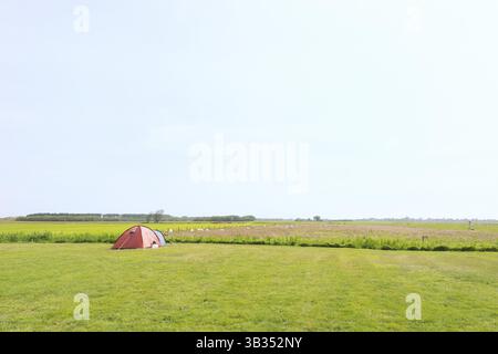 Zelt in der Mitte der Wiesen Stockfoto