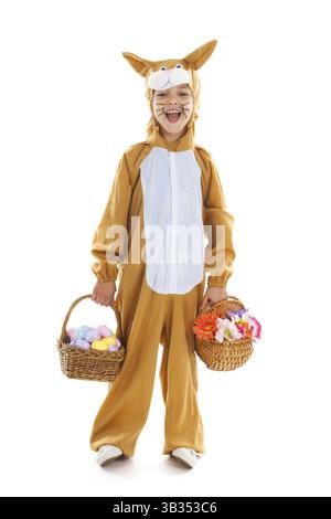 Kind verkleidet als Ostern Hase mit Korb Eiern und Blumen isoliert auf weißem Hintergrund Stockfoto