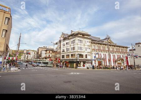 KYOTO, JAPAN - 15. MAI 2019: Architektur an der Kreuzung von Shijo-dori und Kawabata-dori in der Nähe des Bahnhofs Gion-Shijo Keihan tagsüber Stockfoto