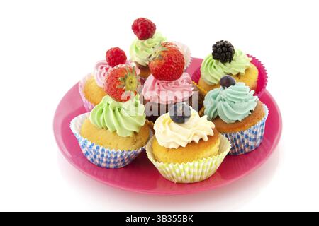 Sortiment Frucht-Cupcakes isoliert auf weißem Hintergrund Stockfoto