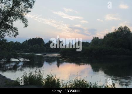 Landschaft Fluss Doubs am Abend Stockfoto