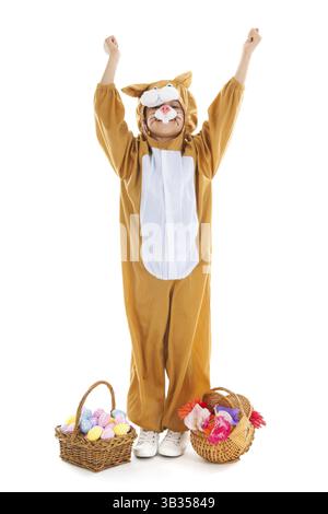 Kind verkleidet als Ostern Hase mit Korb Eiern und Blumen isoliert auf weißem Hintergrund Stockfoto