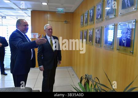 21. April 2017: Der Verteidigungsminister Jim Mattis, der in Israel ankam, wurde von einer Ehrenwache der IDF-Soldaten im Verteidigungsministerium und im IDF-Hauptquartier in Tel Aviv empfangen. Danach traf er sich mit dem israelischen Verteidigungsminister Avigdor Lieberman und anderen hochrangigen Verteidigungsbeamten. US-Verteidigungsminister Jim Mattis besuchte Israel am 21. April 2017. (Kreditbild: © Hermoni/Israel Defense Ministry via ZUMA Press ZUMA Press) Stockfoto