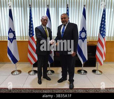 21. April 2017: Der Verteidigungsminister Jim Mattis, der in Israel ankam, wurde von einer Ehrenwache der IDF-Soldaten im Verteidigungsministerium und im IDF-Hauptquartier in Tel Aviv empfangen. Danach traf er sich mit dem israelischen Verteidigungsminister Avigdor Lieberman und anderen hochrangigen Verteidigungsbeamten. US-Verteidigungsminister Jim Mattis besuchte Israel am 21. April 2017. (Kreditbild: © Hermoni/Israel Defense Ministry via ZUMA Press ZUMA Press) Stockfoto