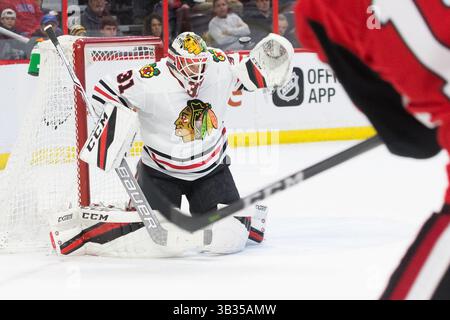 9. Januar 2018: Chicago Blackhawks Torhüter Anton Forsberg (31), als der Puck während des NHL-Spiels zwischen Chicago Blackhawks und Ottawa Senators im Canadian Tire Centre in Ottawa (Kanada) über seinen Handschuh segelt. Daniel Lea/CSM(Kreditbild: &Copy; Daniel Lea/CSM via ZUMA Wire) Stockfoto