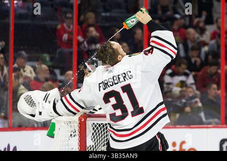 9. Januar 2018: Chicago Blackhawks Torhüter Anton Forsberg (31) nass sein Haar vor dem NHL-Spiel zwischen Chicago Blackhawks und Ottawa Senators im Canadian Tire Centre in Ottawa, Kanada. Daniel Lea/CSM(Kreditbild: &Copy; Daniel Lea/CSM via ZUMA Wire) Stockfoto