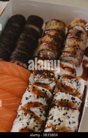 Verschiedene Sushi-Platten mit Lachs und Rolls Stockfoto