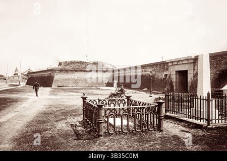 Das Grab und Grabdenkmal des Seminolenkriegers Osceola in Fort Moultrie auf Sullivan Island in der Nähe von Charleston, South Carolina. Osceola starb als Gefangener der US-Armee in Fort Moultrie, einen Monat nachdem er aus Fort Marion in St. Augustine, Florida versetzt worden war. Stockfoto