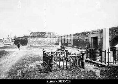 Das Grab und Grabdenkmal des Seminolenkriegers Osceola in Fort Moultrie auf Sullivan Island in der Nähe von Charleston, South Carolina. Osceola starb als Gefangener der US-Armee in Fort Moultrie, einen Monat nachdem er aus Fort Marion in St. Augustine, Florida versetzt worden war. Stockfoto