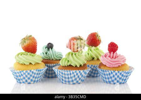 Sortiment Frucht-Cupcakes isoliert auf weißem Hintergrund Stockfoto