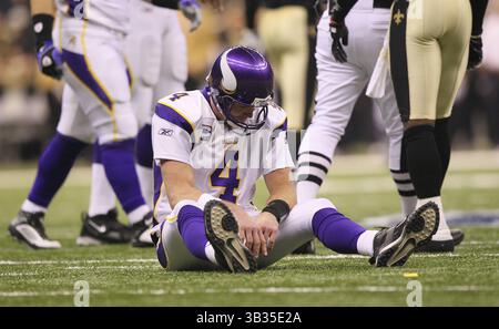 24. Januar 2010: New Orleans, LA, USA – nach einem harten Hit sitzt der Minnesota Vikings Quarterback Brett Favre auf dem Spielfeld, um sich während des zweiten Viertels der NFC Championship gegen die New Orleans Saints im Superdome in New Orleans am 24. Januar 2010 zu komponieren. Die Saints siegten in der Überstunden mit 31:28. (Bild: © Brian Peterson/TNS Via ZUMA Wire) Stockfoto