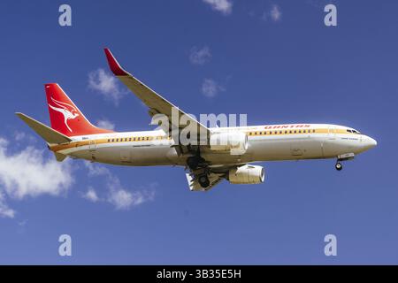 MELBOURNE, AUSTRALIEN - 07. SEPTEMBER 2024: Eine Qantas Boeing 737-800 in Retro-Lackierung fliegt am 7. September 2024 von Perth aus nach Melbourne Stockfoto