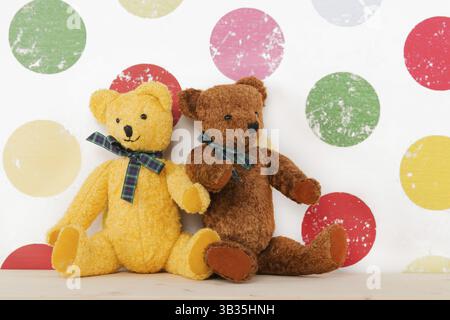 Vintage-Bären im farbenfrohen Kinderzimmer Stockfoto