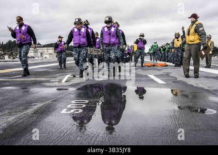 10. Januar 2018 - Bremerton, Washington, USA - Seemänner nehmen an einer Feuerwehrübung und einer Massentraubung auf dem Flugdeck der USS John C. Stennis in Bremerton Teil, während sich der Flugzeugträger auf den nächsten geplanten Einsatz vorbereitet. (Kreditbild: © William Ford/US Navy/ZUMA Wire) Stockfoto