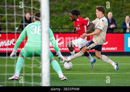 Wijdewormer, Niederlande. April 2025. WIJDEWORMER - 28.04.2025, AFAS Trainingscentrum. Fußball, Keukenkampioen divisie, Saison 2024-2025. Während des Spiels Jong AZ - den Bosch, jong AZ Spieler Jayden Addai gegen FC den Bosch Spieler Stan Henderikx Credit: Pro Shots/Alamy Live News Stockfoto
